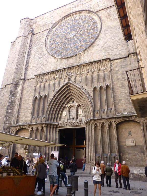 De kerk heeft een bijna vierkante voorgevel, met bovenaan een rond glasraam en daaronder de toegangsdeur met spitsbogen.