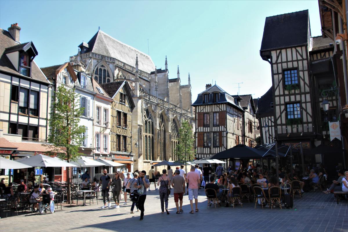 Terrasjes in het historisch stadscentrum van Troyes.