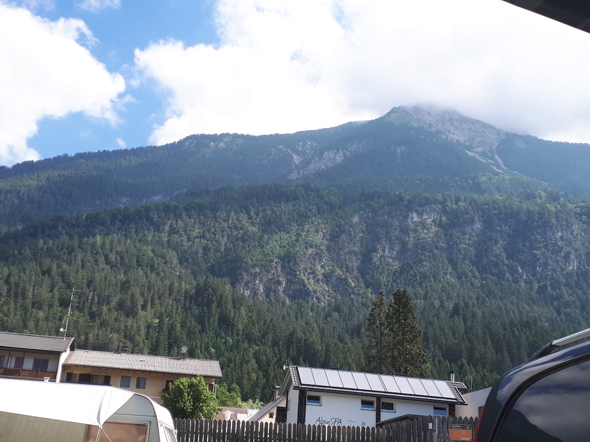 De camping, met op de achtergrond de Oostenrijkse bergen.
