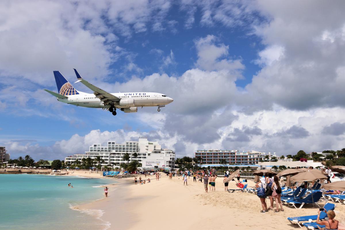 Een vliegtuig van United Airlines landt rakelings boven de hoofden van strandgangers.