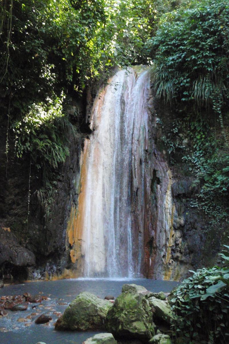 De Diamond Falls (diamant-waterval) komt van tussen de bomen neergedonderd.