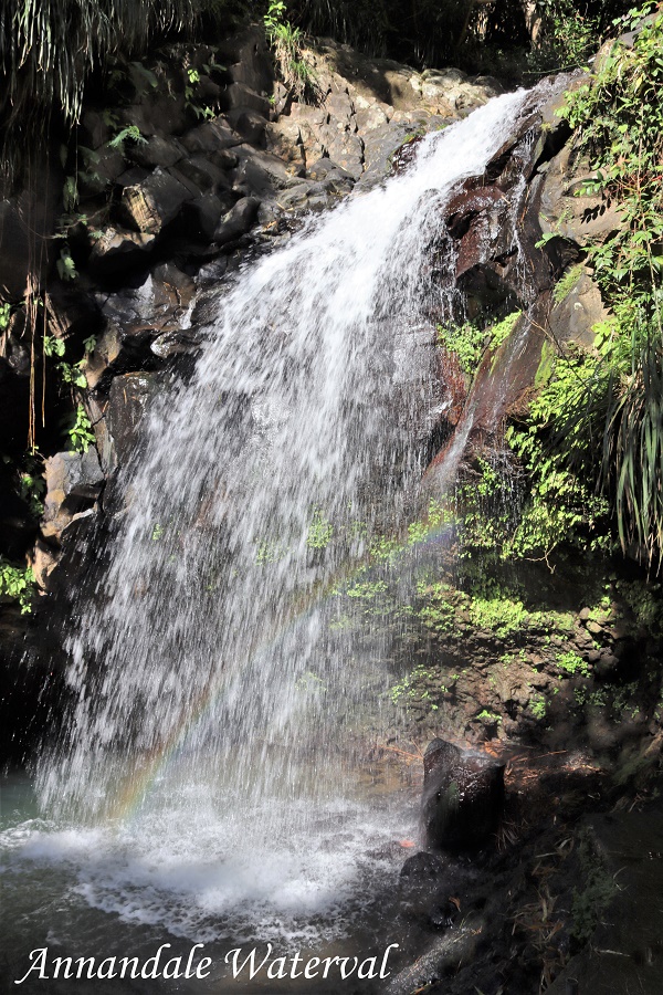 Een regenboog weerspiegelt in het water van de Annandale waterval.