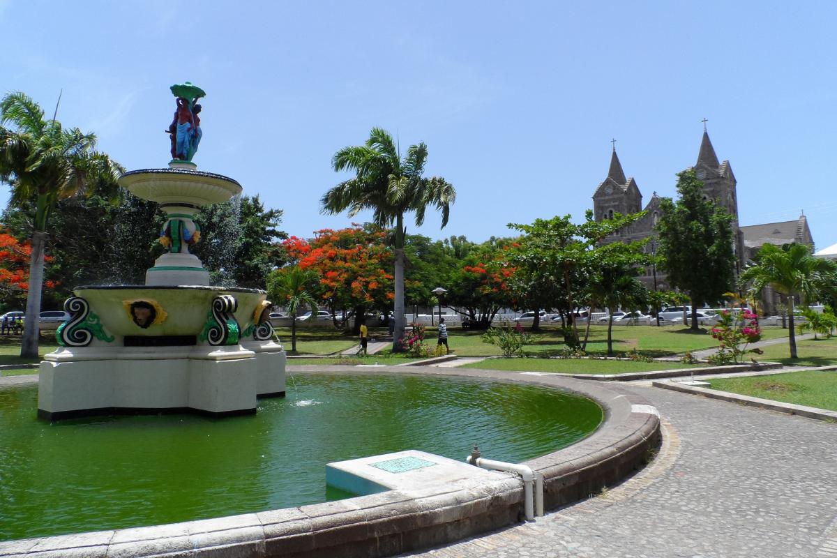 Onafhankelijkheidsplein met fontein.