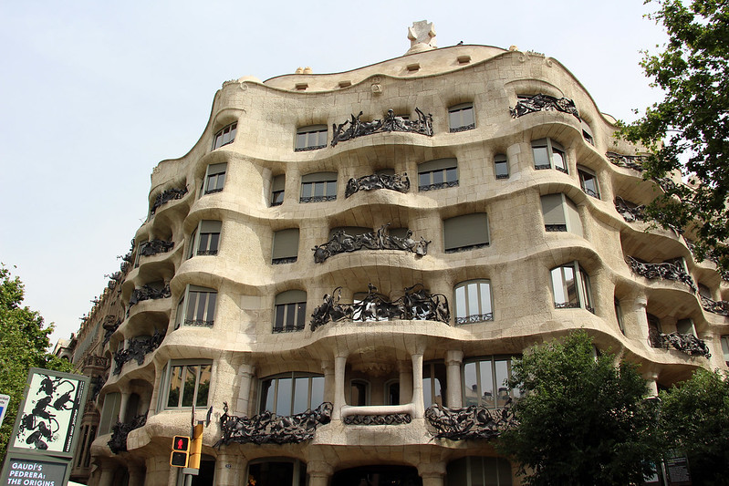 Typisch aan de voorgevel van Casa Milà zijn de golvende lijnen die bijna doen vergeten dat het gebouw in steen opgetrokken is.