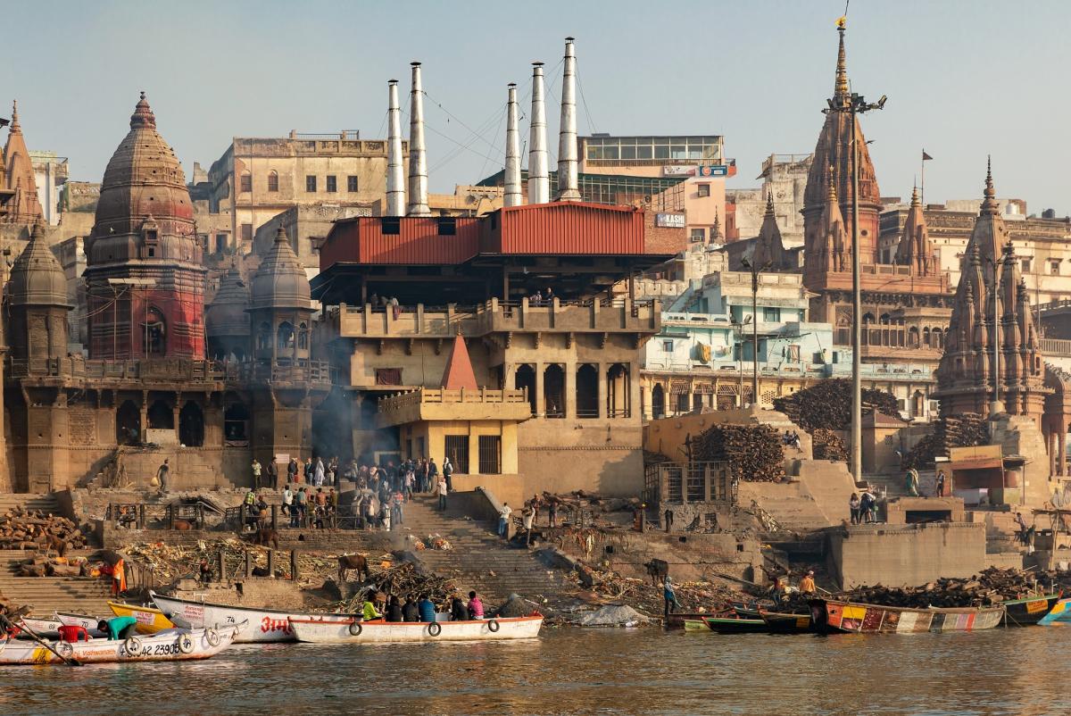 Crematie aan de oever van de Ganges rivier.