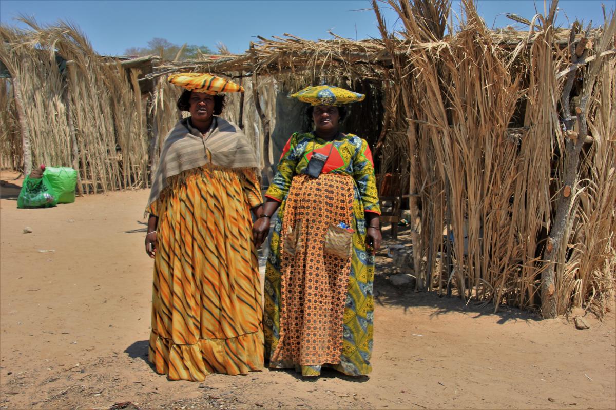 Herero-vrouwen in kleurige gewaden