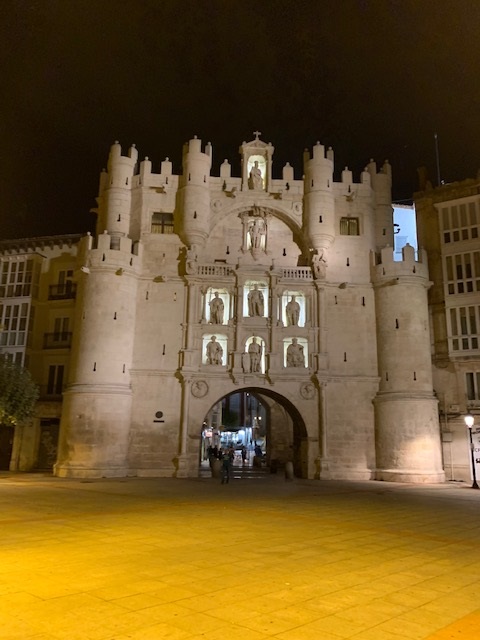 's Avonds wordt de stadspoort van Burgos, die rijk versierd is met beelden, sfeervol verlicht.
