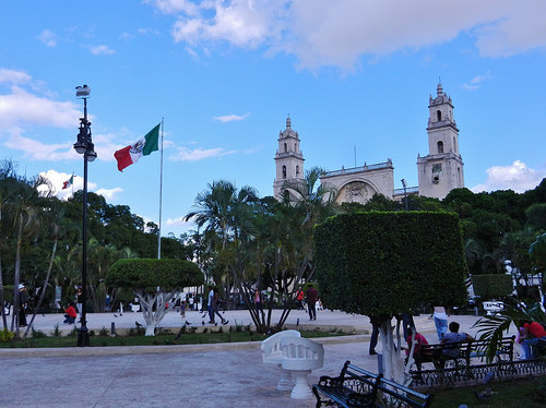 De Mexicaanse vlag wappert boven Zocalo, met het stadhuis op de achtergrond. Foto (c) Travis S. by creative commons
