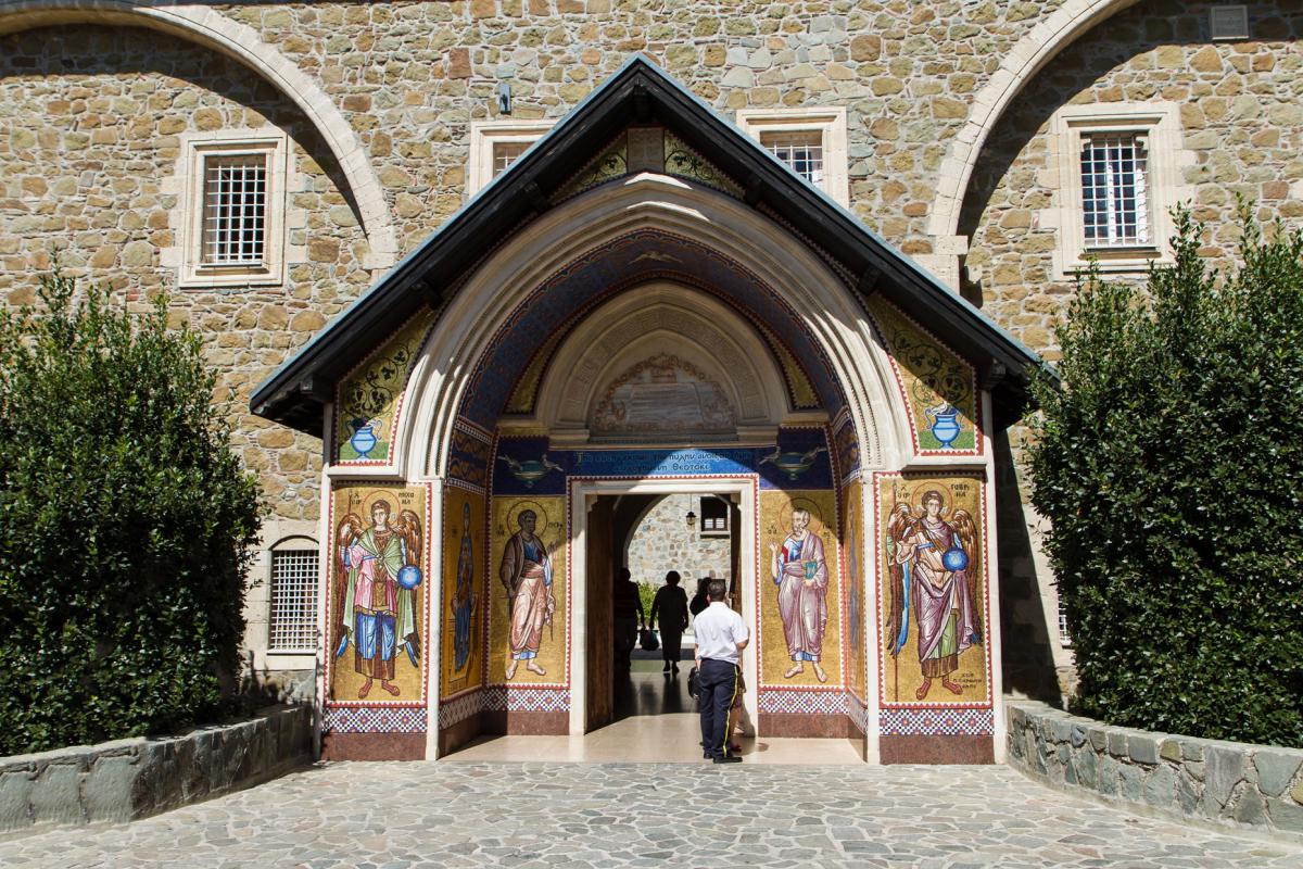 Mozaïeken aan de hoofdingang van het klooster.