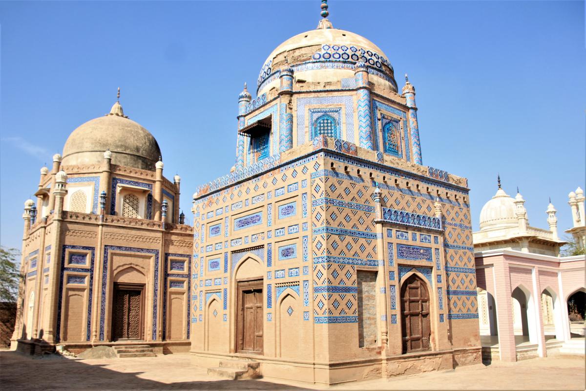 Abbasi begraafplaats, bestaat uit verschillende gebouwen.
