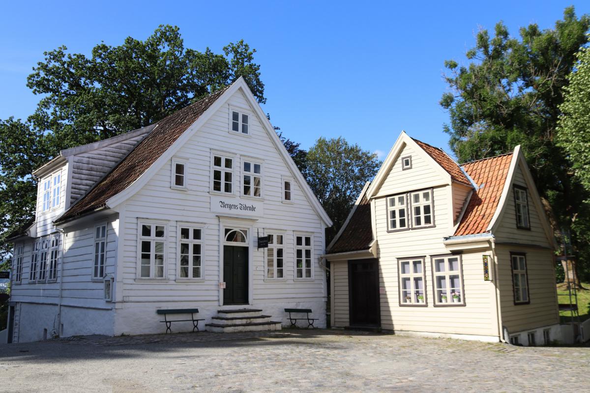 Een historisch wit huis in het openluchtmuseum Gamle Bergen.