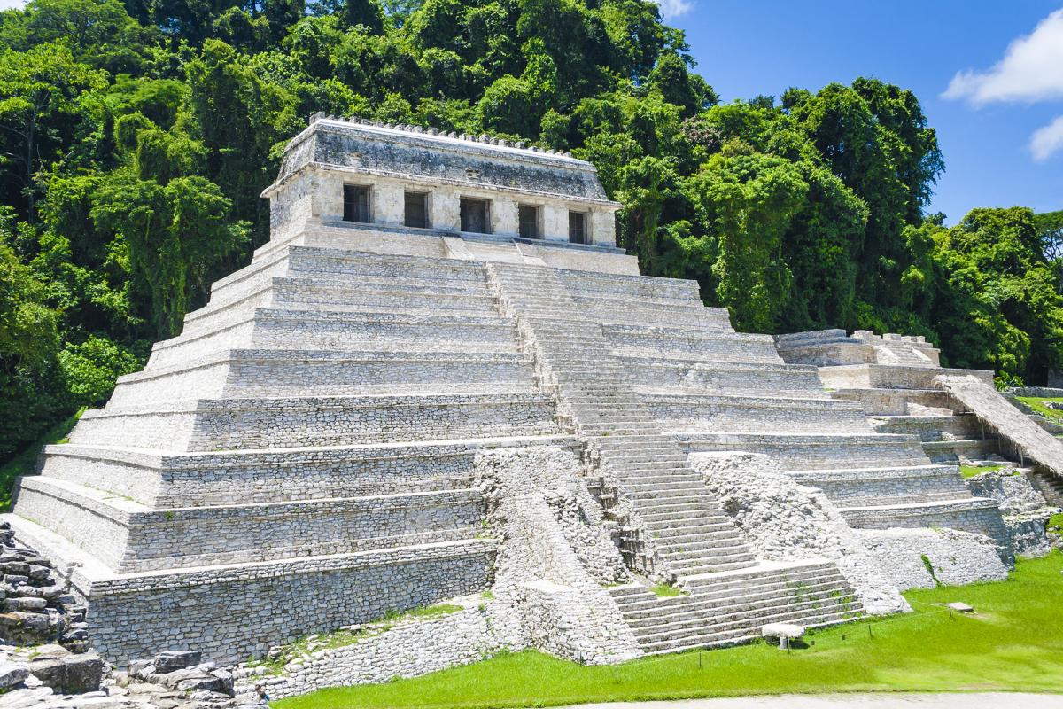 De tempel van de Inscripties bestaat uit tien balkvormige bouwlagen, hoe hoger hoe kleiner, en een trap die helemaal tot boven gaat.
