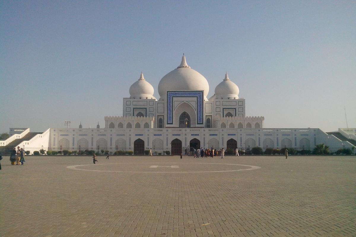 Het mausoleum van de familie Bhutto heeft veel weg van de Taj Mahal.