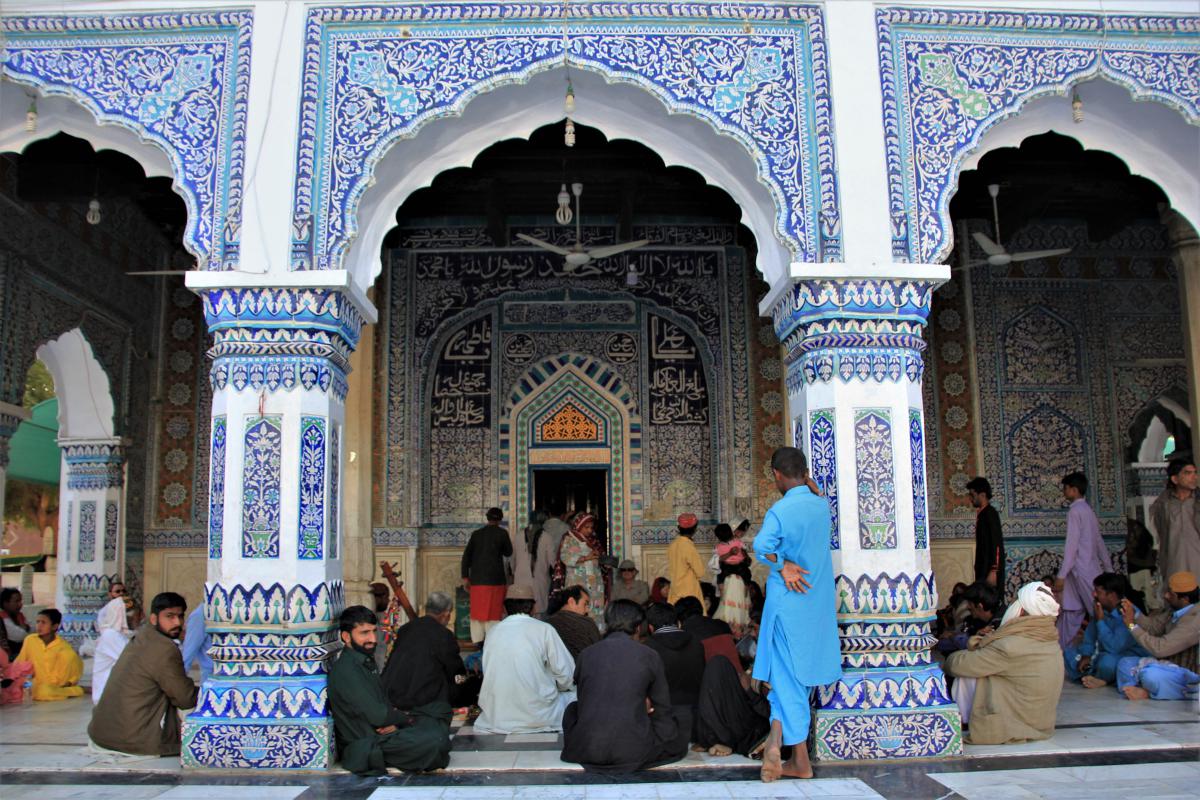 Wit en veel soorten blauw sieren het graf van Shah Abdul Latif.