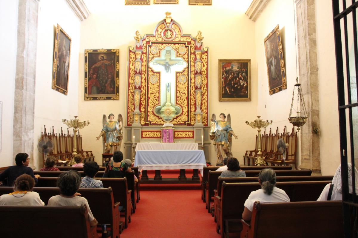 Twee engelenbeelden flankeren het altaar met het legendarische kruis.