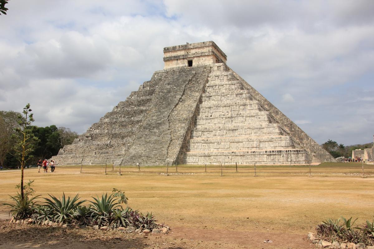 De piramide van Kukulcàn rijst boven de vlakte uit.