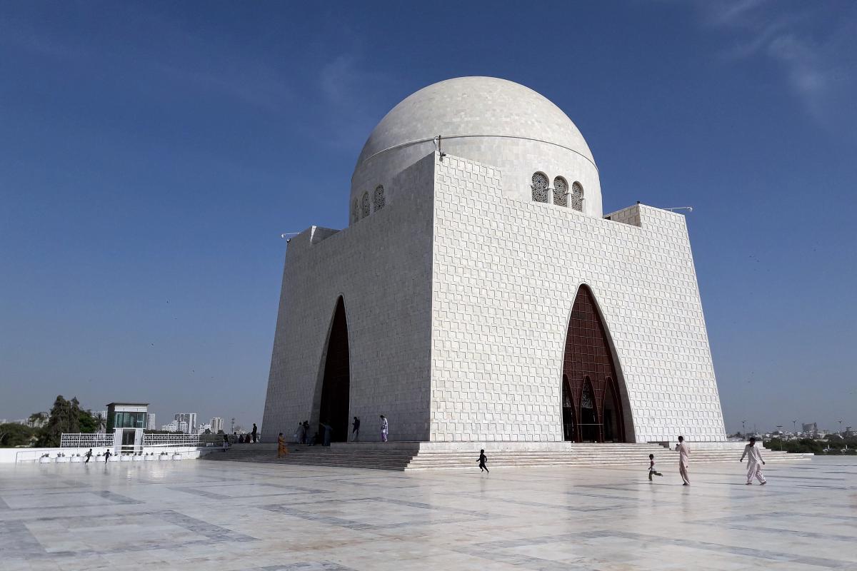 Het Mohammed Ali Jinnah Mausoleum is een helder wit, modern gebouw.