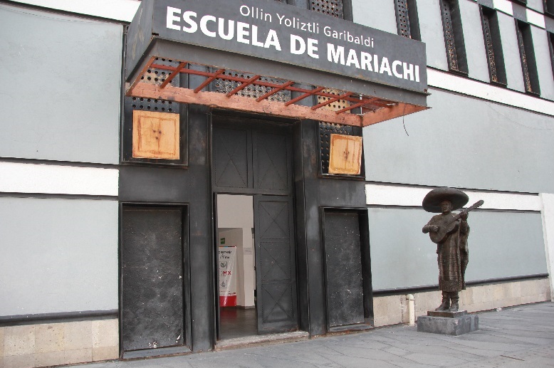 Aan de ingang van de Mariachi-school prijkt een standbeeld van een mariachi, met brede sombrero en gitaar.