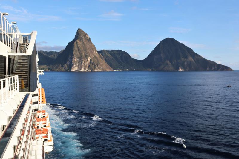 De Pitons, grillige rotspieken aan de horizon. Uitzicht vanop een bovendek van het cruiseschip.