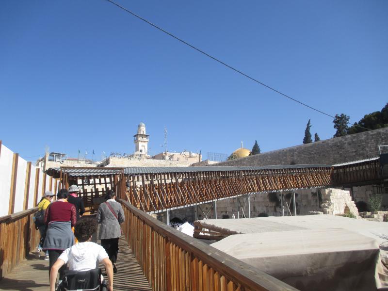 Een voetgangersbrug naar enkele belangrijke plaatsen in Jeruzalem. De schrijfster komt ook in beeld.