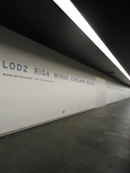 In het Joods museum Berlijn staan op een lange muur plaatsnamen als Lodz, Riga, Minsk,...