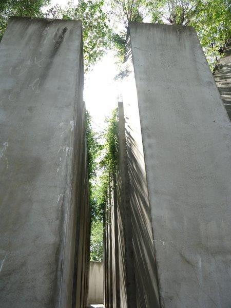 Het herdenkingsmonument van de holocaust bestaat uit balkvormige zuilen.