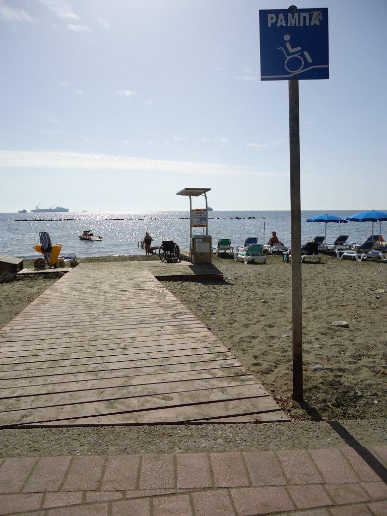 rolstoeltoegankelijk strand met schuifzitje tot in het water