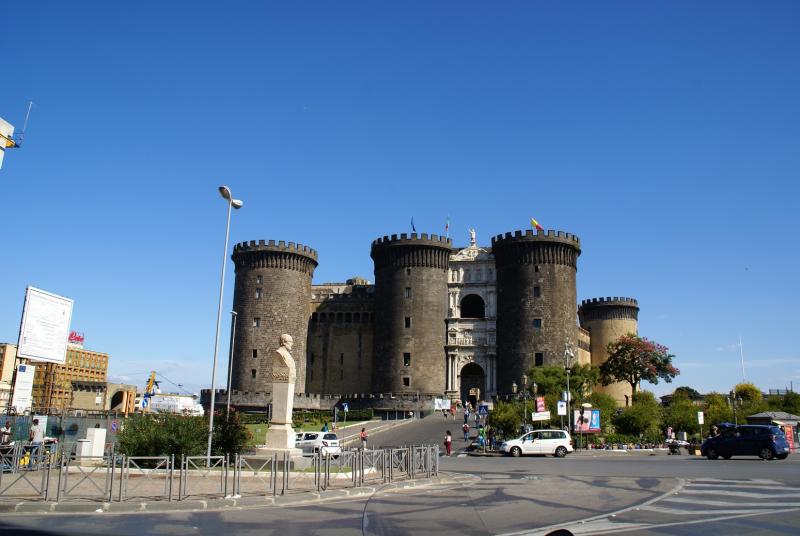 Castel Nuovo, Napels, met op de achtergrond het cruiseschip.