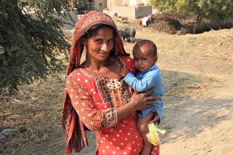 Pakistaanse vrouw met een kind op de arm.