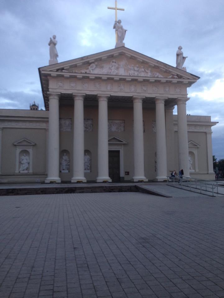 Kathedraal in Vilnius met hellend vlak naast de enkele trapjes. 
