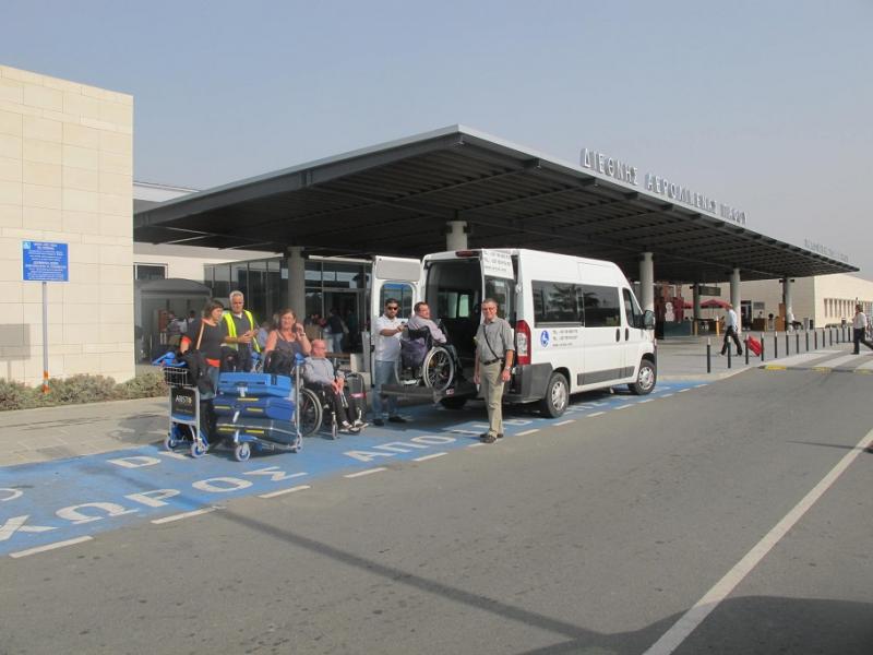 Een aangepaste minibus met plateaulift haalt nieuwe gasten op aan de luchthaven.