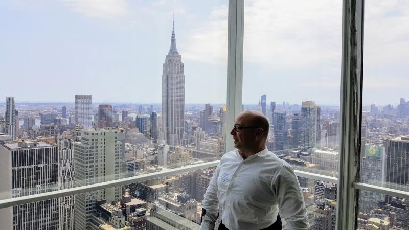 Pieter met de New Yorkse wolkenkrabbers op de achtergrond.