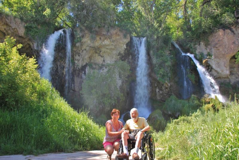 Jozef en Marie-Claire in het groen aan de waterval van Rifle Falls.