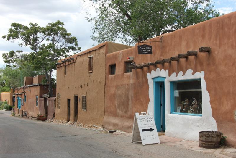 Een winkeltje in terracotta-kleuren in Santa Fe.