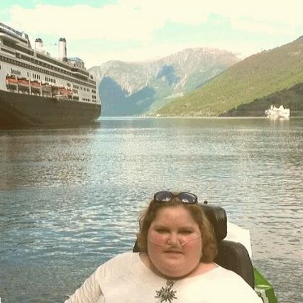 Foto van Sien, op de achtergrond het cruiseschip en de fjorden