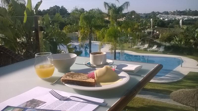 Ontbijt op het terras, met uitzicht op het zwembad.