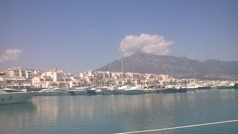 De haven met op de achtergrond de hoogste berg van Marbella, La Concha.
