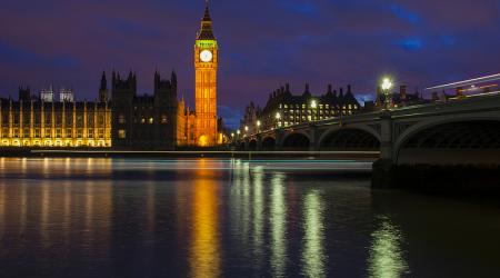 Nachtelijk Londen, met de Big Ben-toren prominent verlicht.