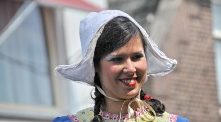 Jonge vrouw in de traditionele klederdracht van Zoetermeer.