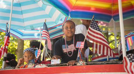Twee Afro-Amerikaanse kinderen tijdens een 4 juli-viering.