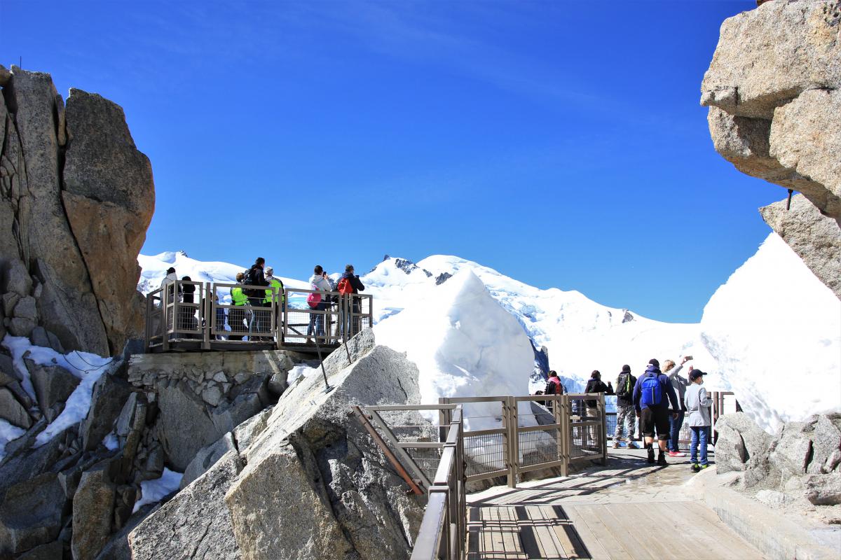 Boven op de Aiguilles du Midi tussen metershoge witte sneeuw.