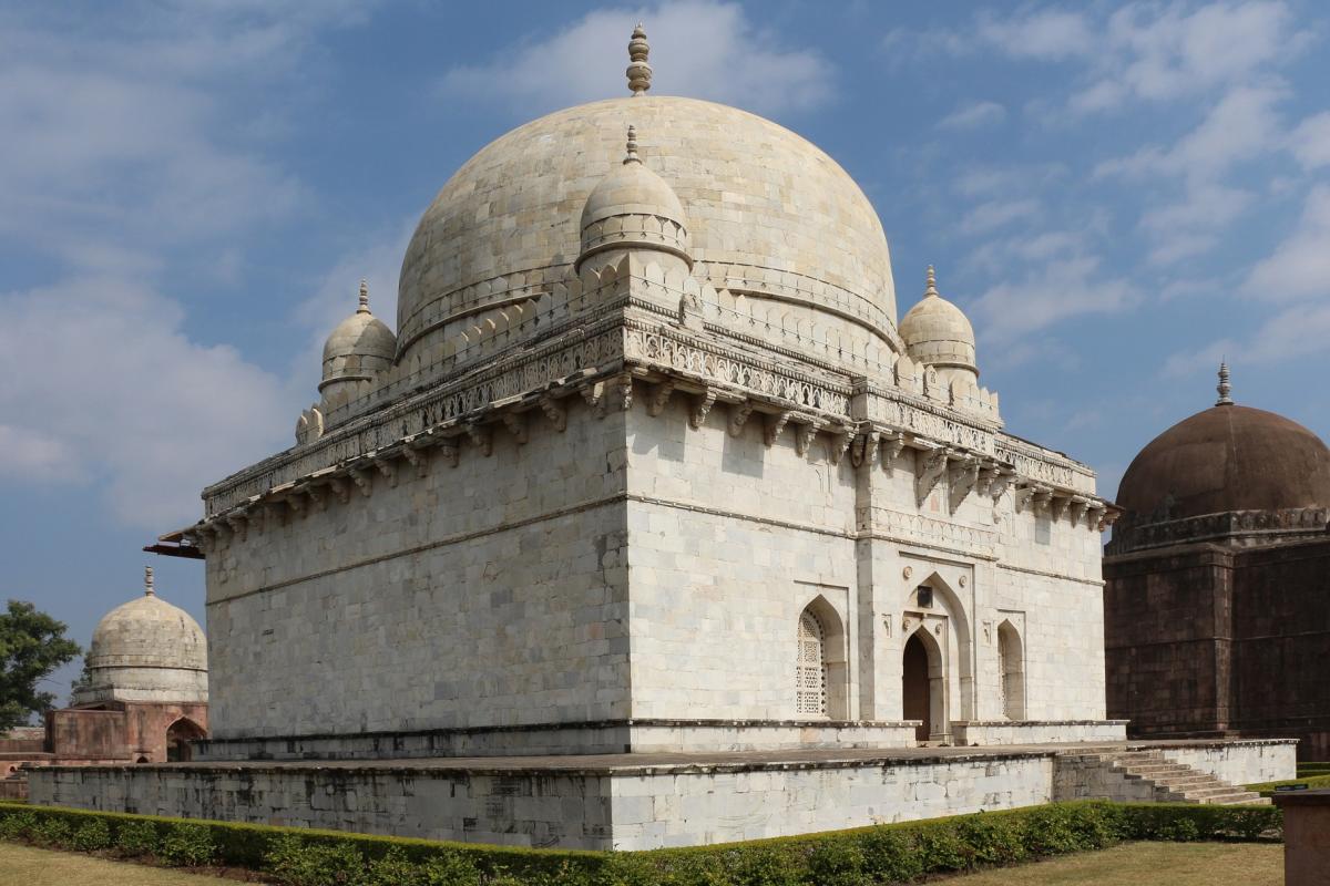 De graftombe van Hoshang Shah is een wit marmeren gebouw met grote en kleine koepels.