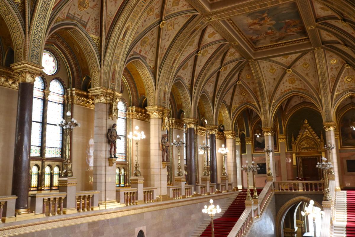 Binnenzijde van het rijkelijk versierde parlementsgebouw.