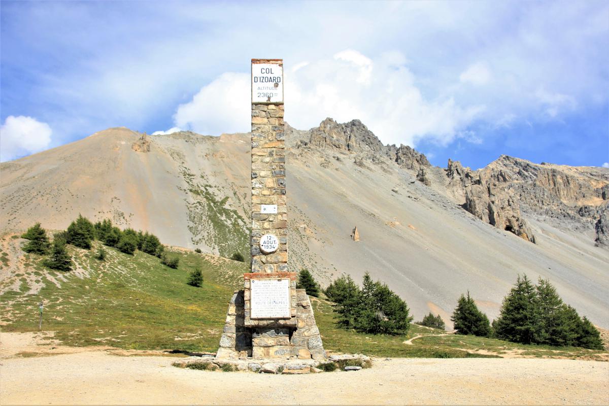 Volgens een bordje op de Col d'Izoard is de top 2360 meter boven zeeniveau.