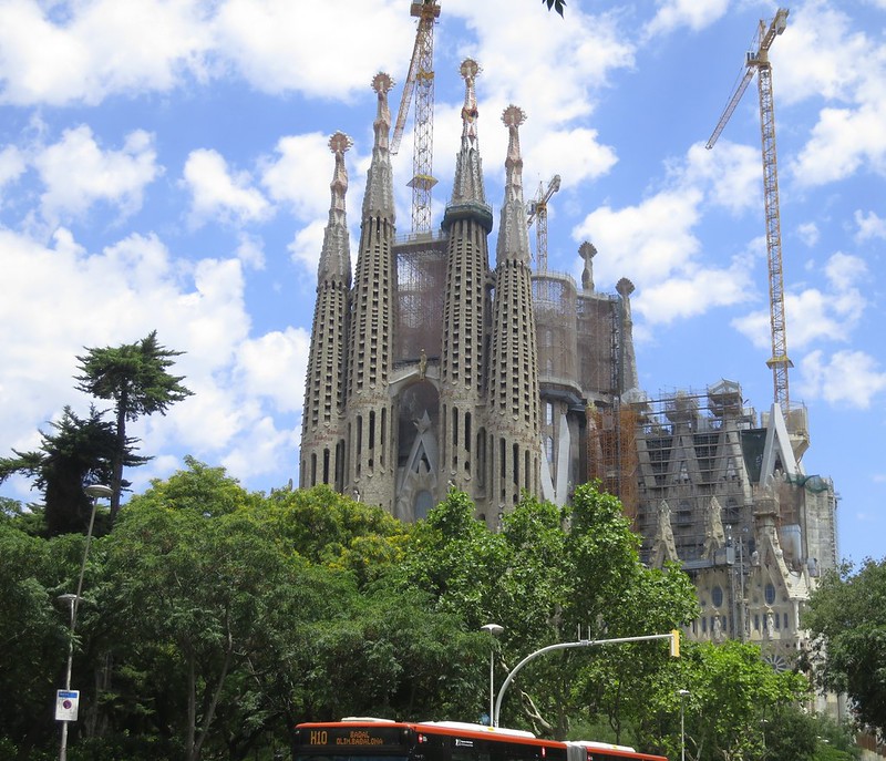 Zicht op de beroemde Sagrada Familia-basiliek, tussen de hijskranen.