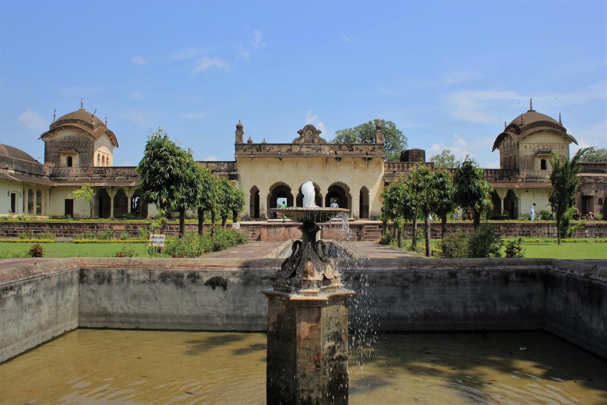 Fontein voor het Chaman Mahal paleis.