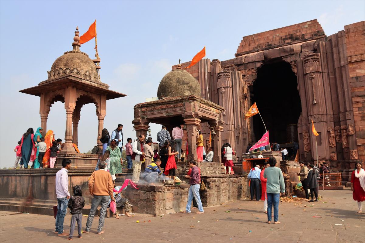 Gelovigen voor de tempel opgedragen aan Shiva.