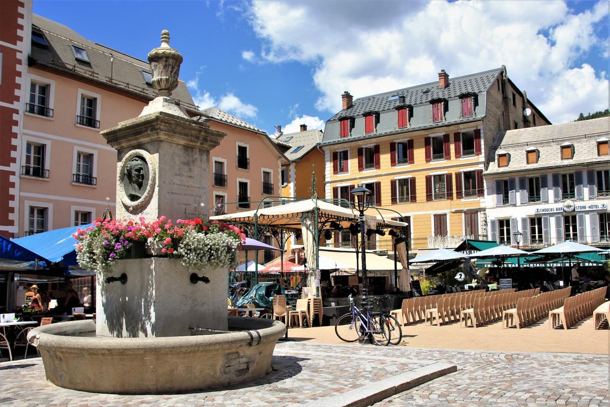 Plein met feestkiosk in het centrum van Barcelonette.