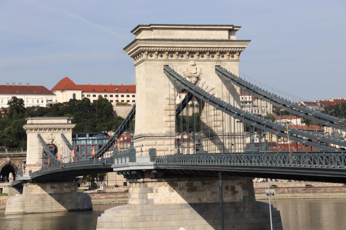 De brug wordt bijeengehouden door twee rijen kettingen tussen de bruggenhoofden.