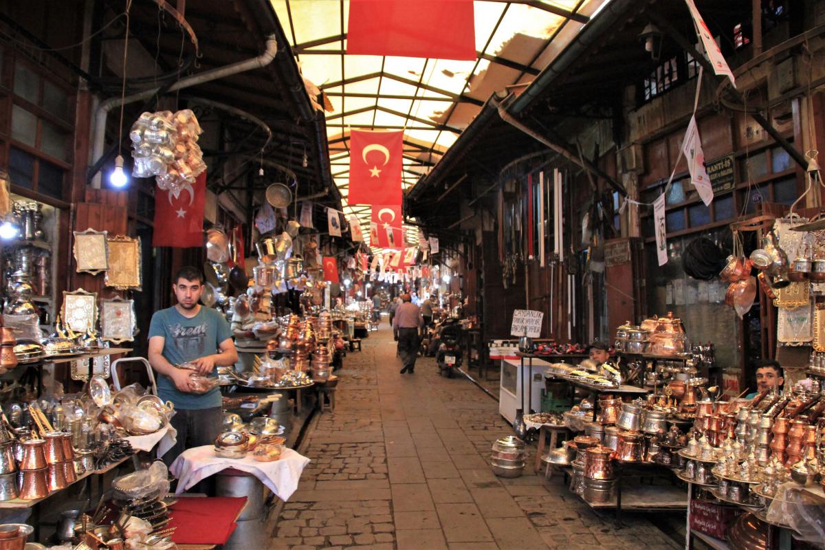 Bazaar met kopersmeden.